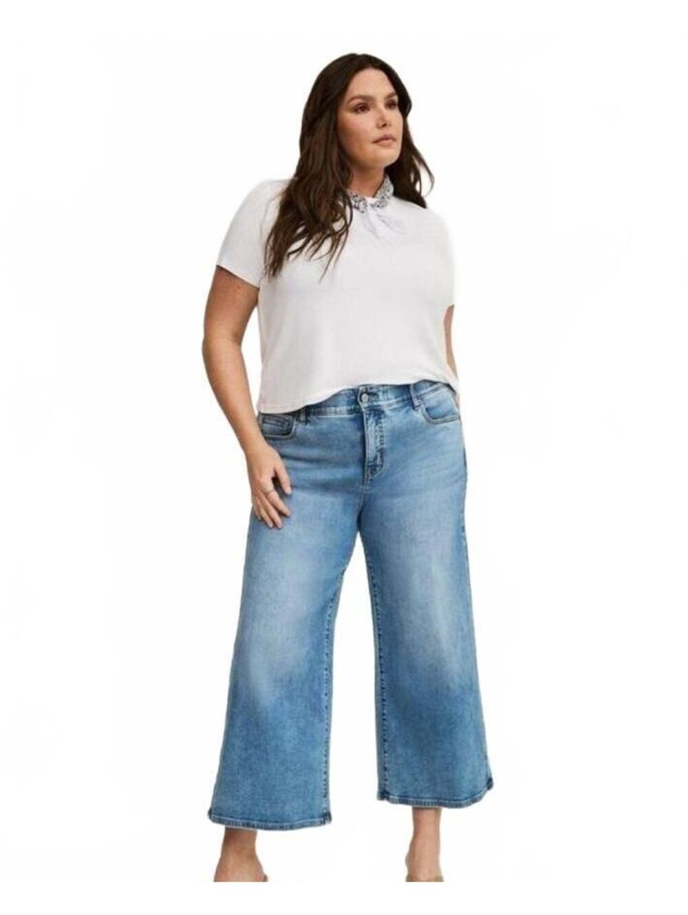 NWT Torrid Plus Size High-Rise Wide Leg Crop Jeans in Light Vintage Wash Size 24